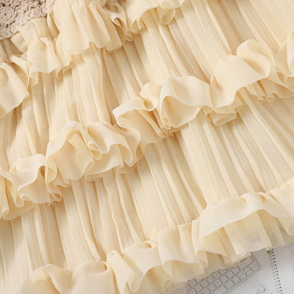 Kötött női felső fürtökkel és ovális nyakkivágással