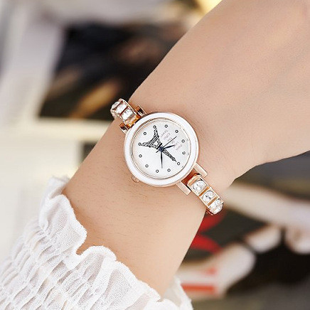 Női karóra kövekkel és fém szíjjal