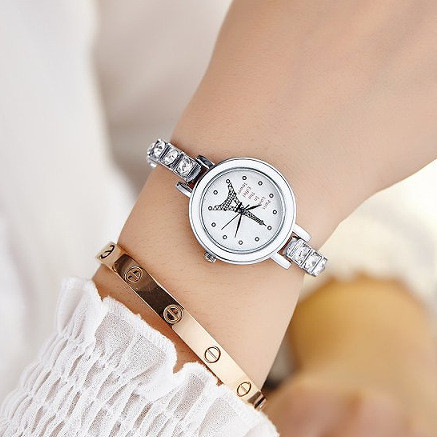 Női karóra kövekkel és fém szíjjal