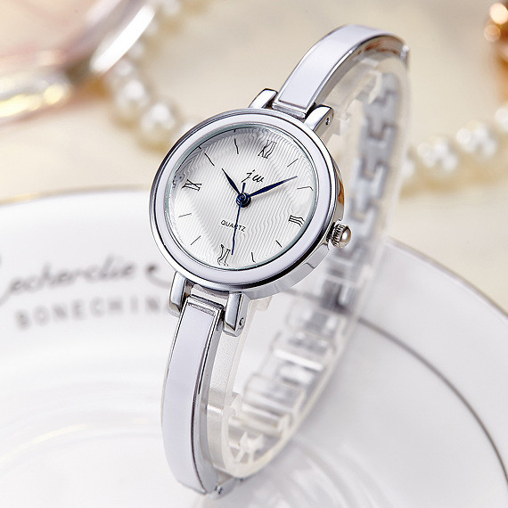 Finom női karóra vékony fém szíjjal