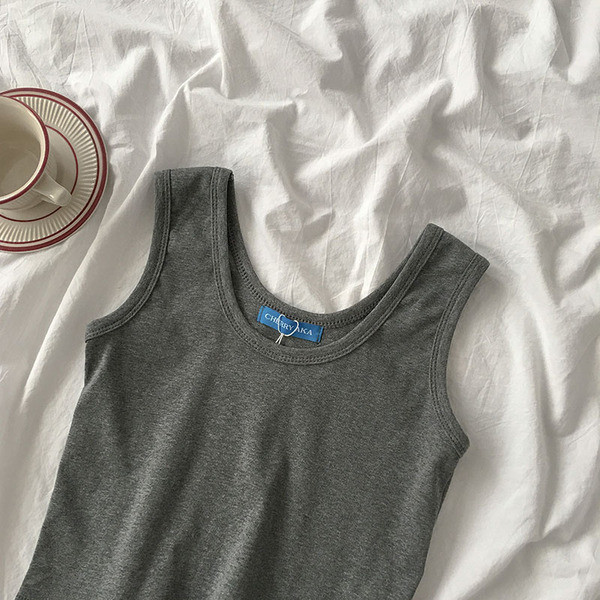 Ümara kaelusega ja laiade rihmadega vabaaja naiste topp