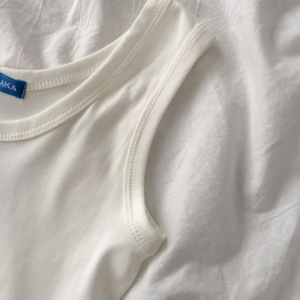 Ümara kaelusega ja laiade rihmadega vabaaja naiste topp