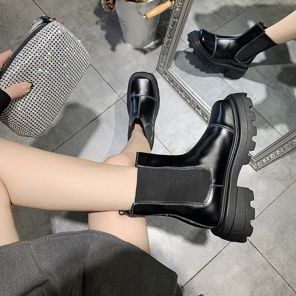 Női csizma durva talppal, fehér és fekete színben