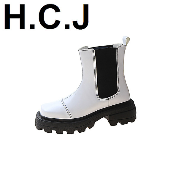 Női csizma durva talppal, fehér és fekete színben