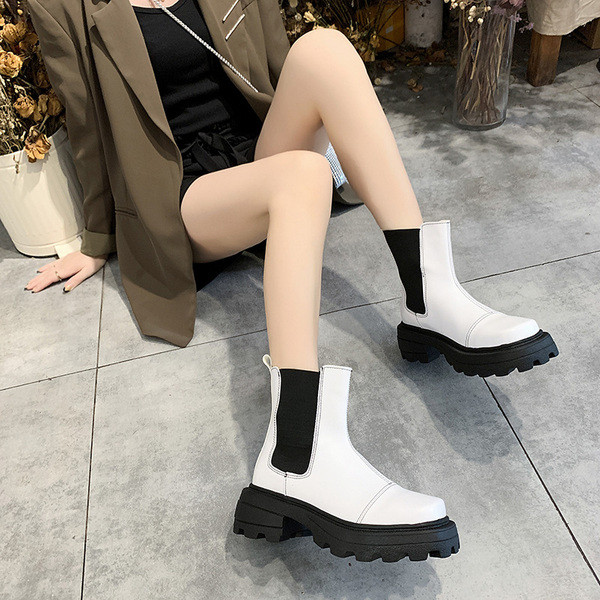 Női csizma durva talppal, fehér és fekete színben