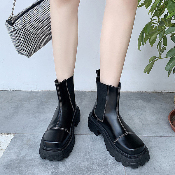 Női csizma durva talppal, fehér és fekete színben