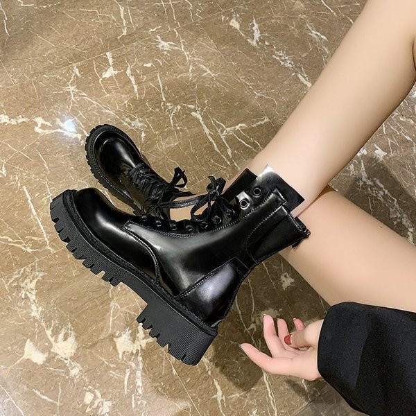 Női alkalmi csizma cipzárral és fűzős fekete színben
