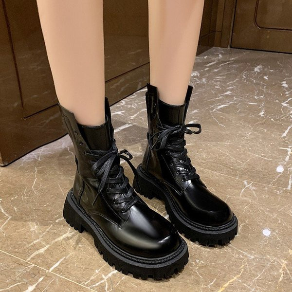 Női alkalmi csizma cipzárral és fűzős fekete színben