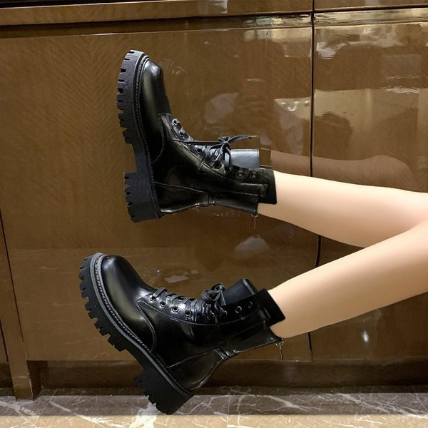 Női alkalmi csizma cipzárral és fűzős fekete színben