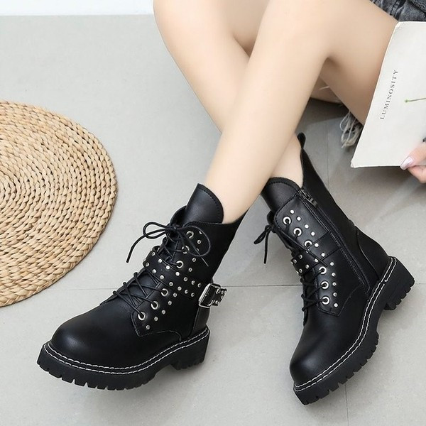 Aktuális női bőrcsizma fém lyukakkal