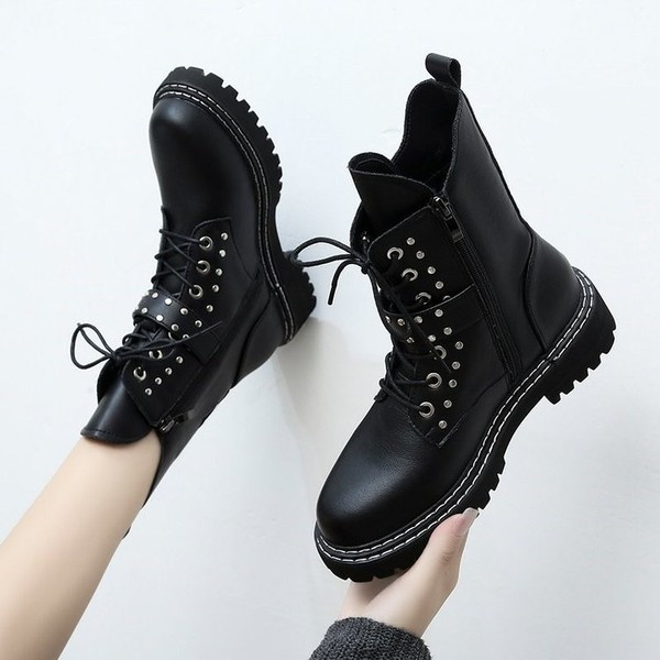 Aktuális női bőrcsizma fém lyukakkal