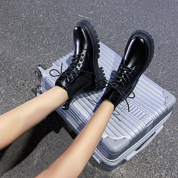 Stílusos női csizma műbőr fűzővel, fehér és fekete színben