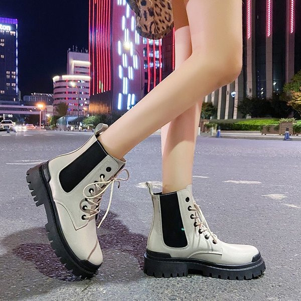 Stílusos női csizma műbőr fűzővel, fehér és fekete színben