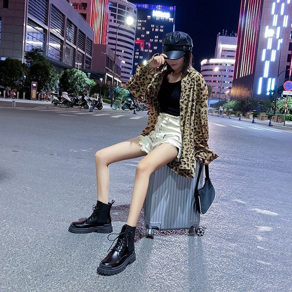 Stílusos női csizma műbőr fűzővel, fehér és fekete színben