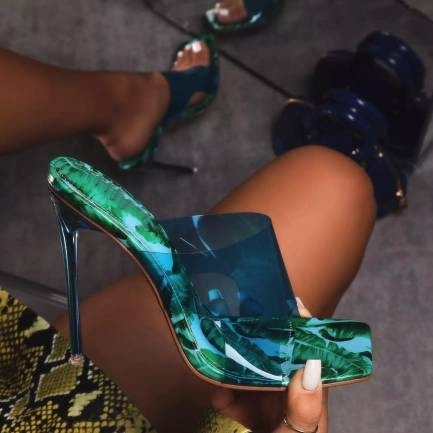 Elegáns női magas sarkú cipő állatmintával