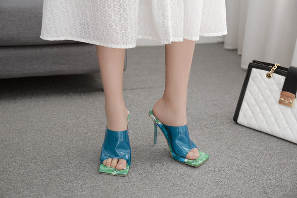 Elegáns női magas sarkú cipő állatmintával