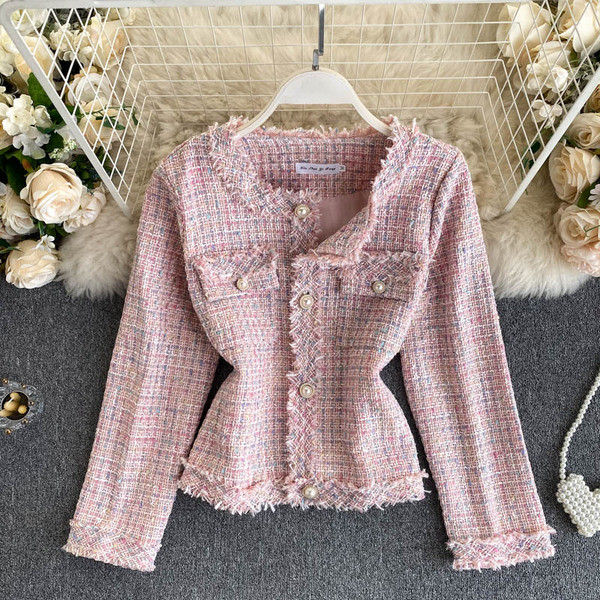 Kockás női kabát gombokkal és O-nyakkal