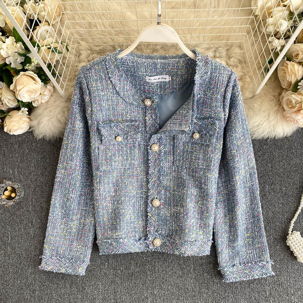 Kockás női kabát gombokkal és O-nyakkal