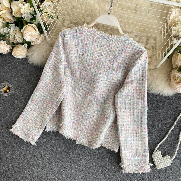 Kockás női kabát gombokkal és O-nyakkal