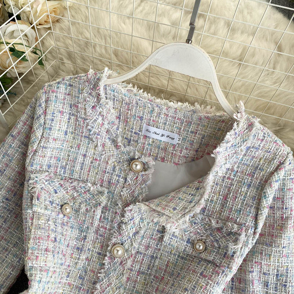 Kockás női kabát gombokkal és O-nyakkal