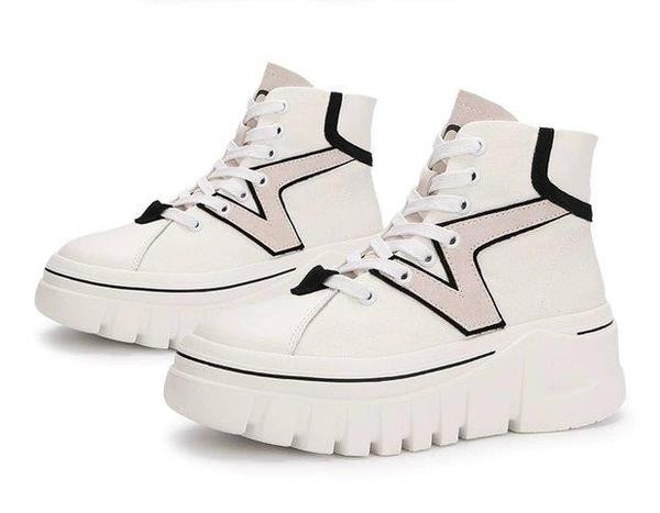 Naiste moodsad kõrge tallaga saapad