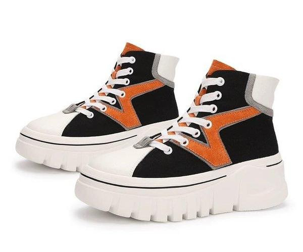 Naiste moodsad kõrge tallaga saapad