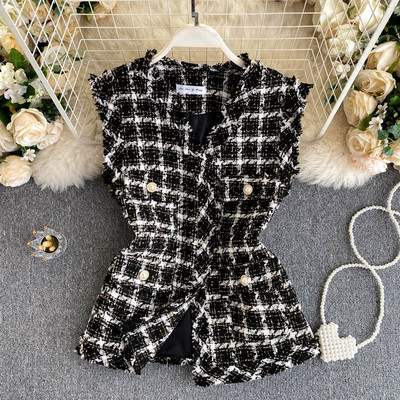 Ruuduline naiste vest nööpide ja V-kaelusega