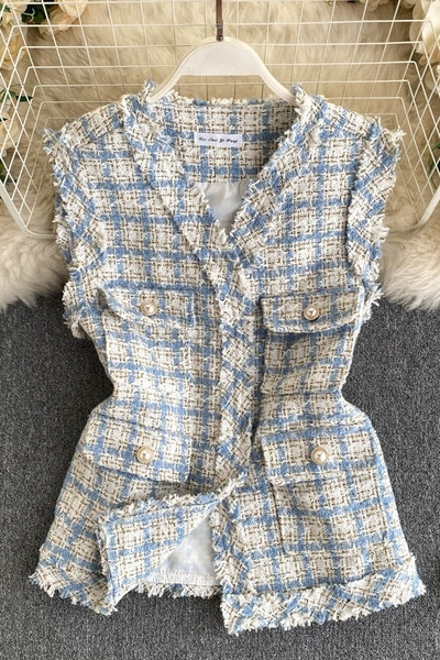 Ruuduline naiste vest nööpide ja V-kaelusega