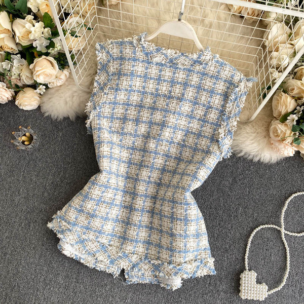 Ruuduline naiste vest nööpide ja V-kaelusega