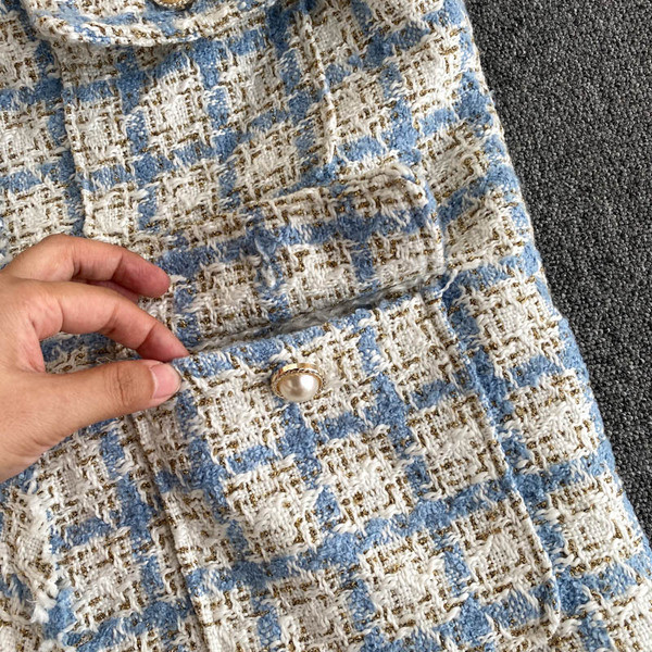 Ruuduline naiste vest nööpide ja V-kaelusega