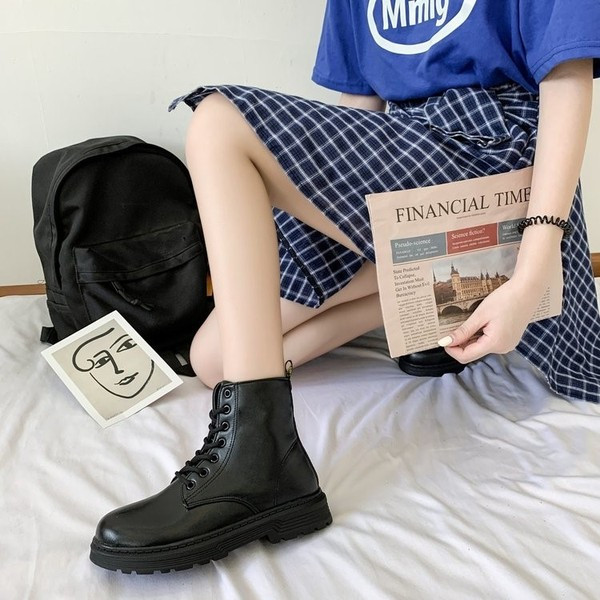 Bőr női csizma lapos talppal