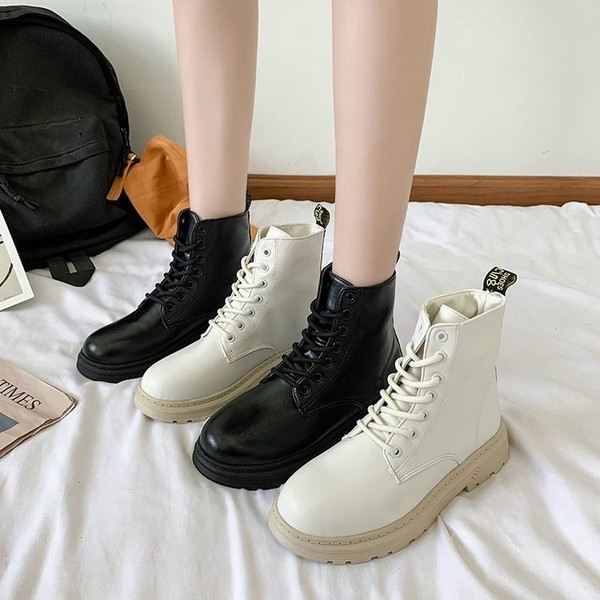 Bőr női csizma lapos talppal