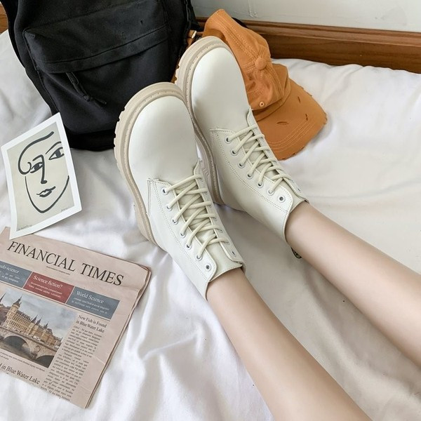 Bőr női csizma lapos talppal