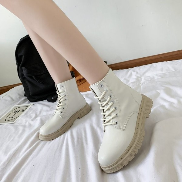 Bőr női csizma lapos talppal