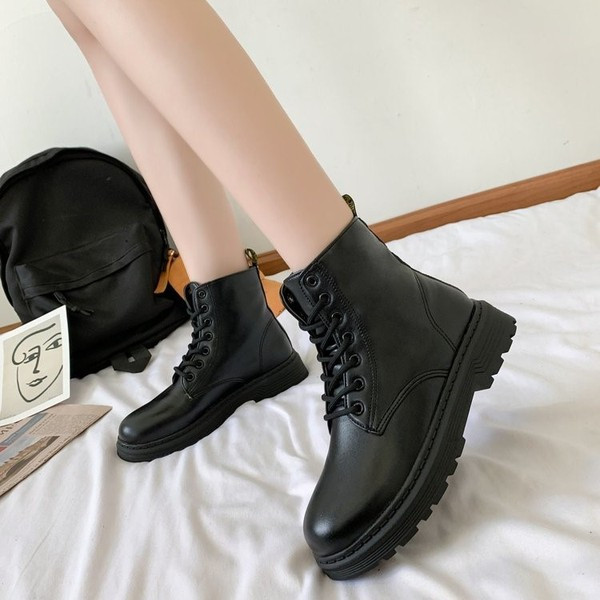 Bőr női csizma lapos talppal