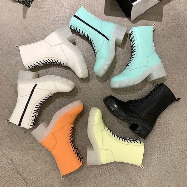 Modern női csizma magas talppal