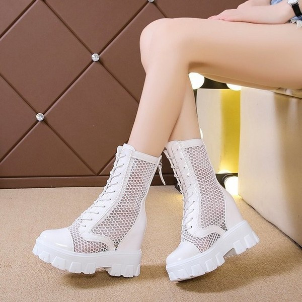 Női csizma magas platformmal