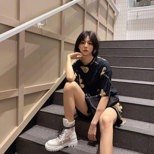 Bőr női csizma hálóval