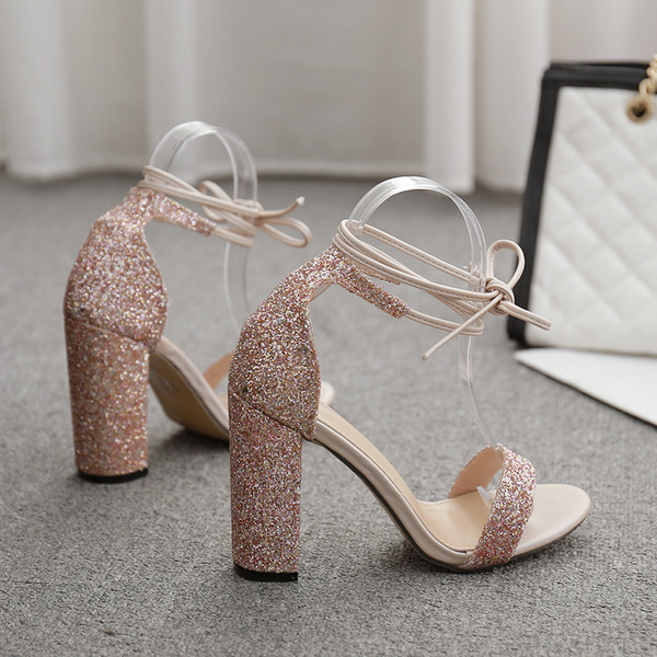 Κομψά γυναικεία παπούτσια με ψηλά τακούνια και κορδόνια