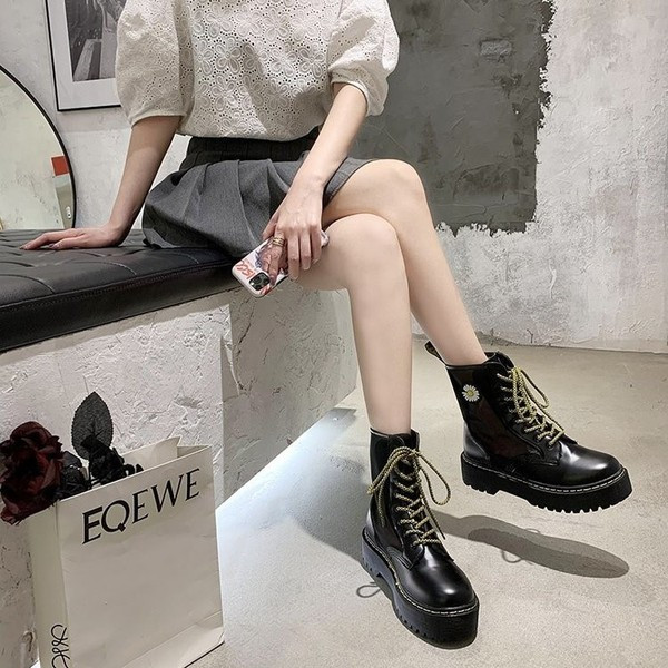 Hitid kõrge talla ja värviliste paeltega naiste nahksaapad