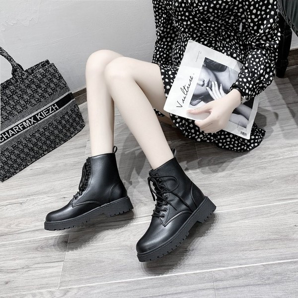 Bőr női csizma lapos talppal