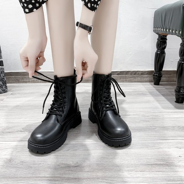 Bőr női csizma lapos talppal