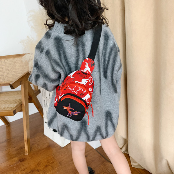 Korszerű gyerek hátizsák két zsebbel és hímzéssel