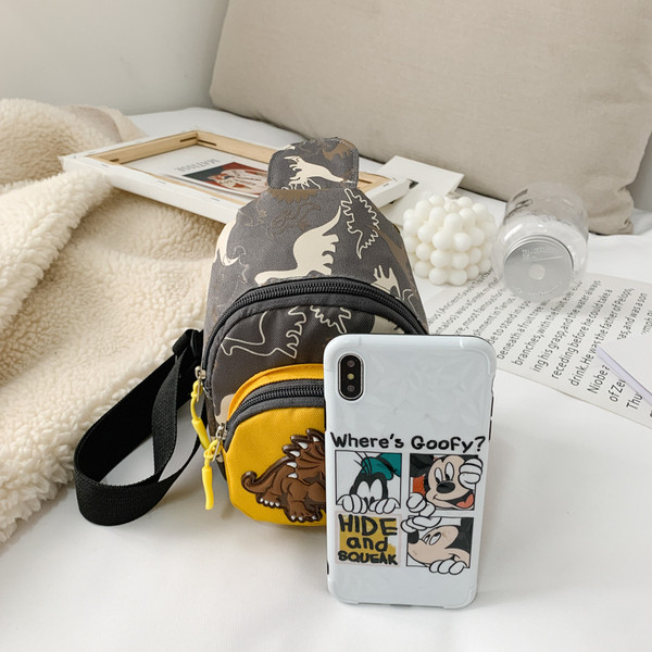 Korszerű gyerek hátizsák két zsebbel és hímzéssel