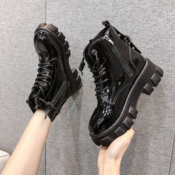 Női bőrcsizma cipzárral és fűzővel - két modell