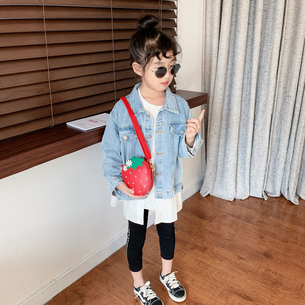 Modern gyermektáska hosszú füllel, eper alakú