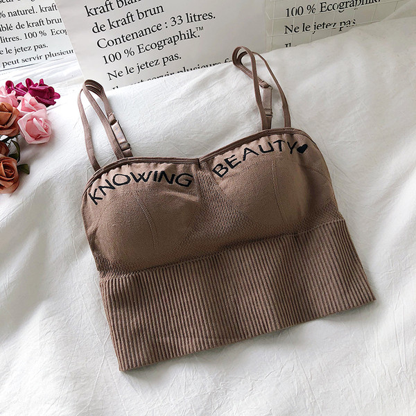 Testre szabott női felső, hímzéssel