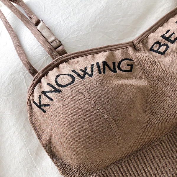 Testre szabott női felső, hímzéssel