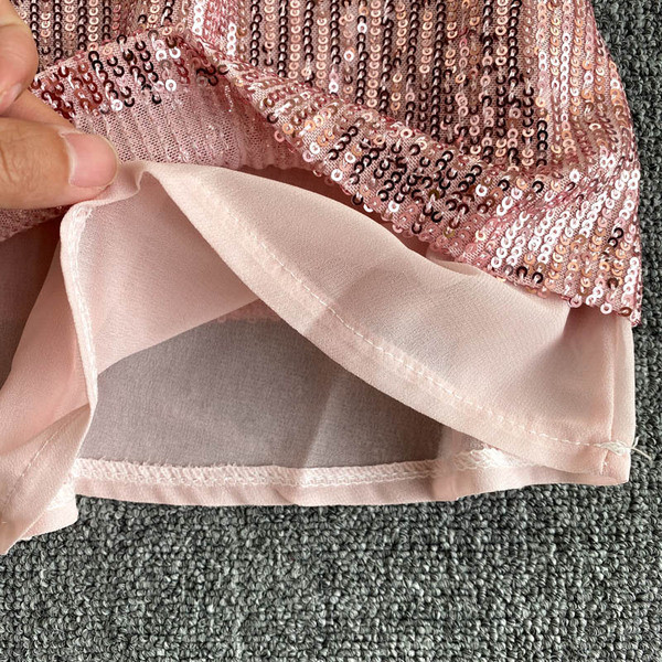 Modern női felső vékony pántokkal és flitterekkel