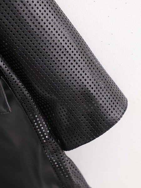 Hosszú bőrkabát zsebekkel és fűzőkkel